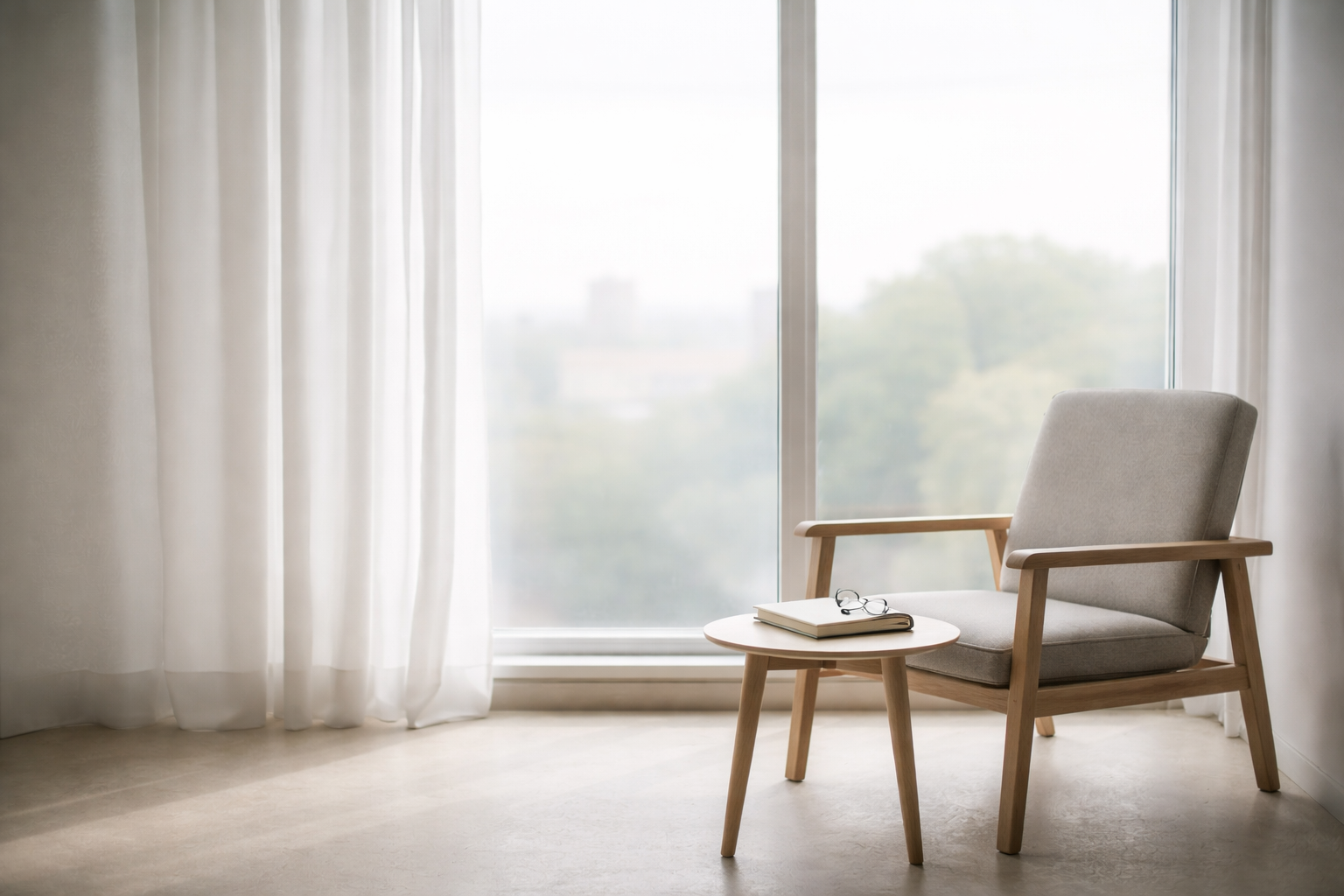 Ruhiger, leerer Raum als Bild für berufliche Neuorientierung und Klärung